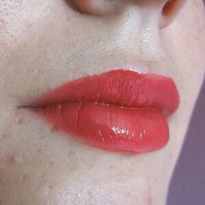Essence "Make A Statement" lip gloss